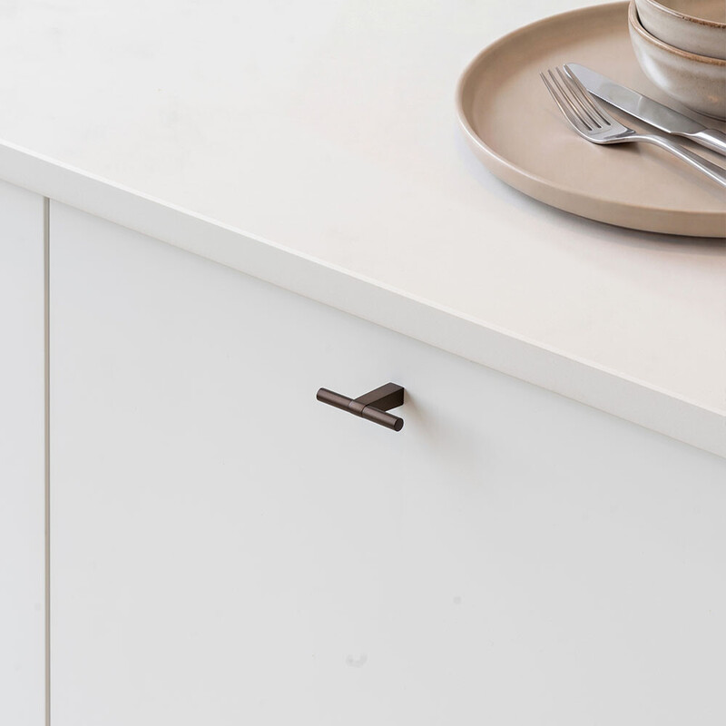 Knop T Petit - Gebronsd Messing