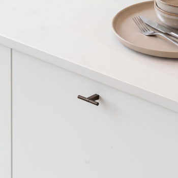 Knop T Petit - Gebronsd Messing